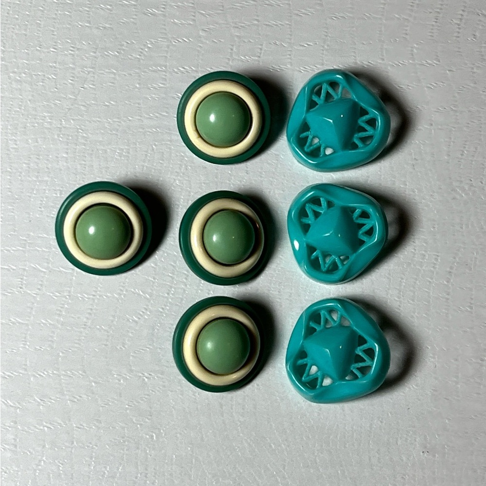 7 Vintage buttons, early plastic with shank backs, Turquoise mod pop art design